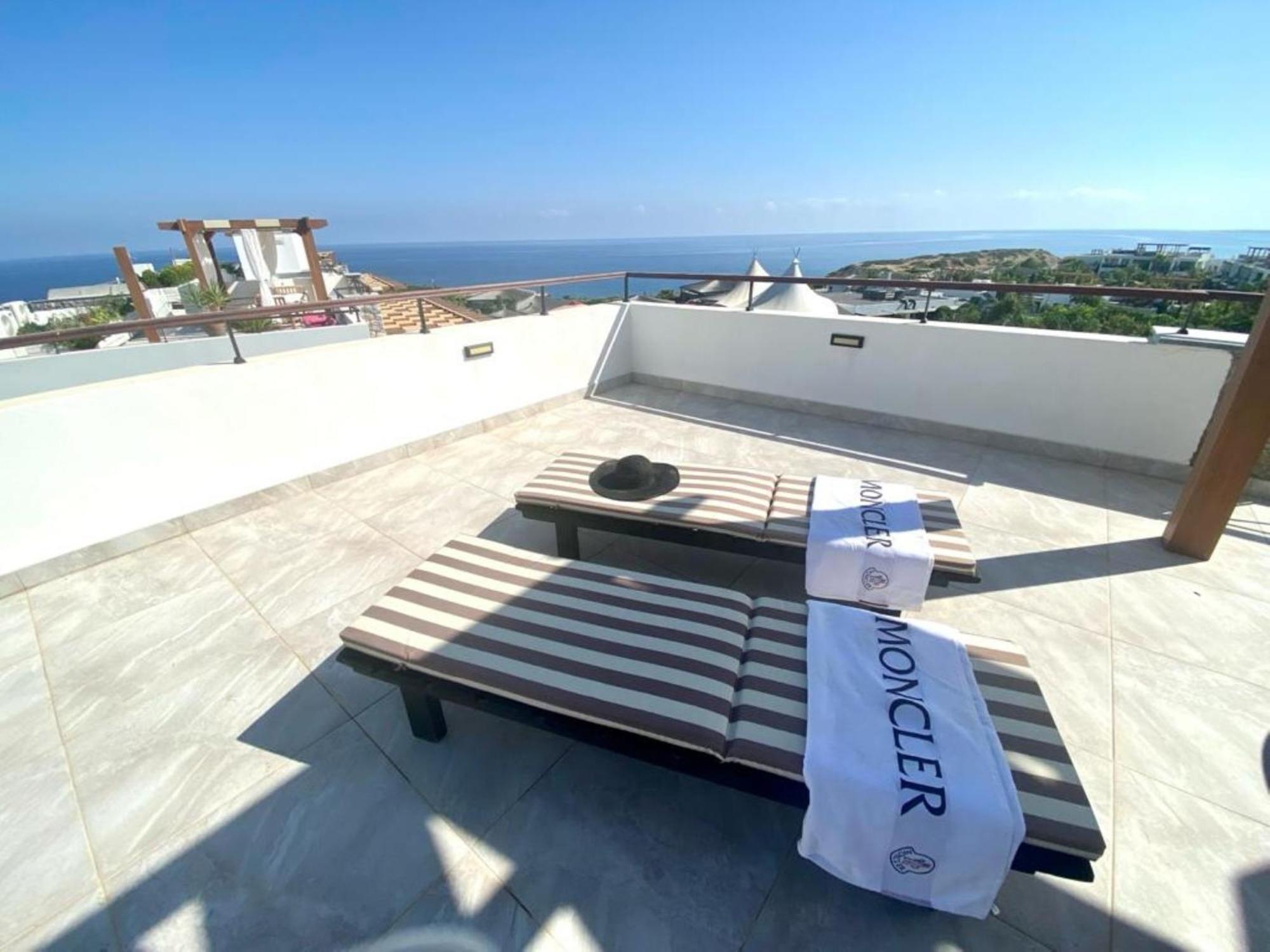 Luxurious Seafront Penthouse Apartman Kerínia Kültér fotó